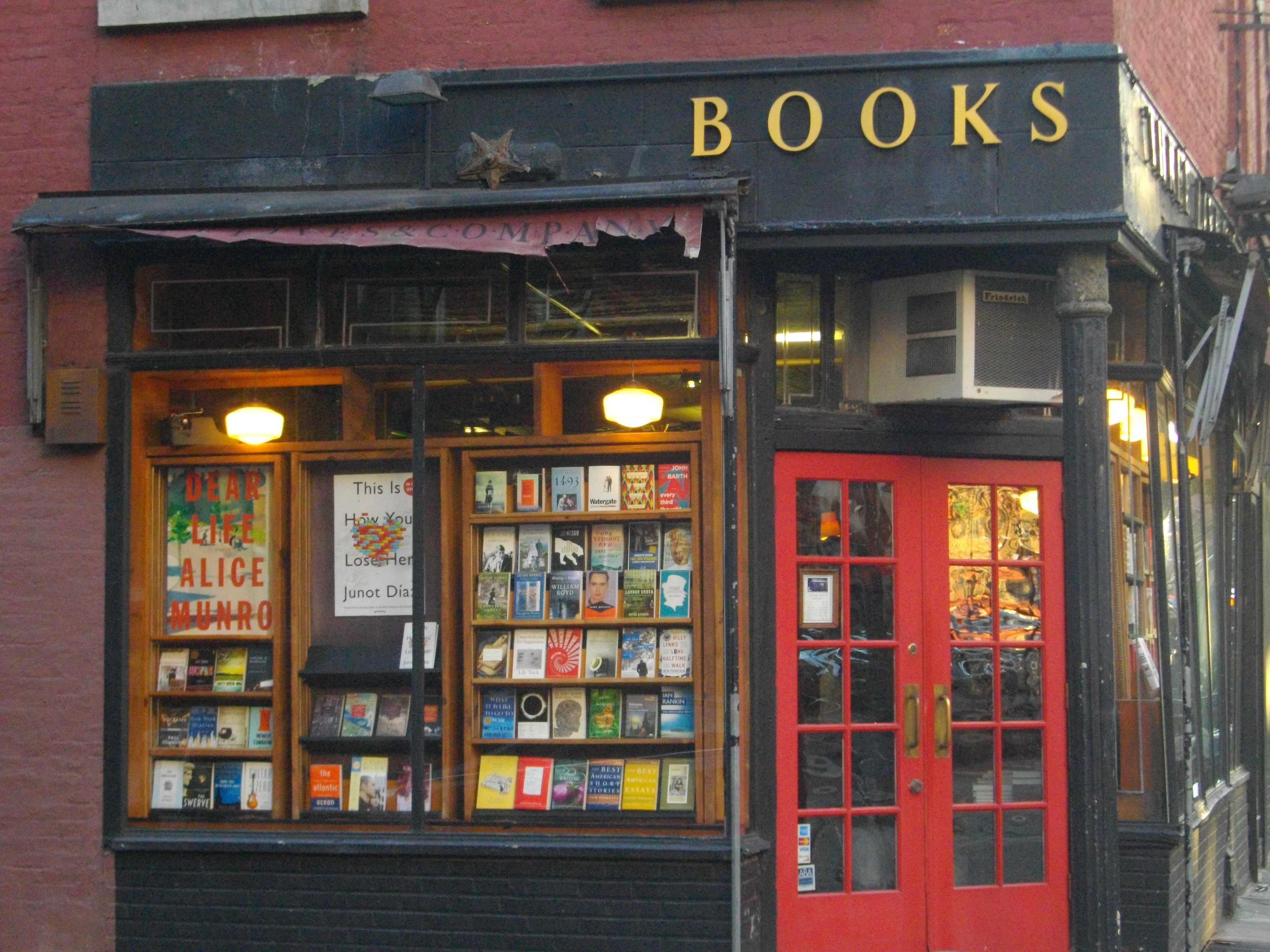 Улицы книг магазин. Книжный магазин снаружи. Витрина магазина книг на улице. Витрина книжного магазина.